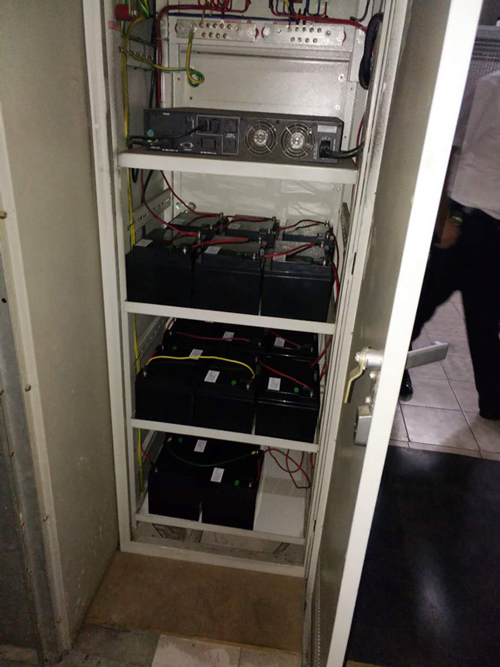 上清寺市级机关大厦:UPS电源蓄电池安装现场